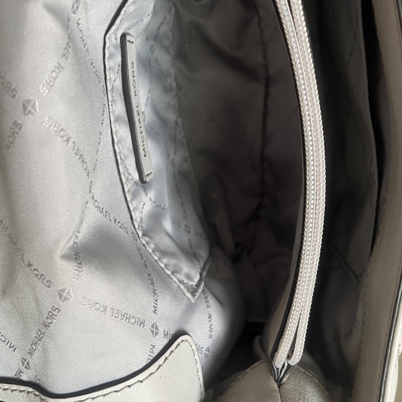 Michael Kors Model: Peyton Quilted Cement Color Crossbody with Gunmetal Chain - Picture 5 of 15